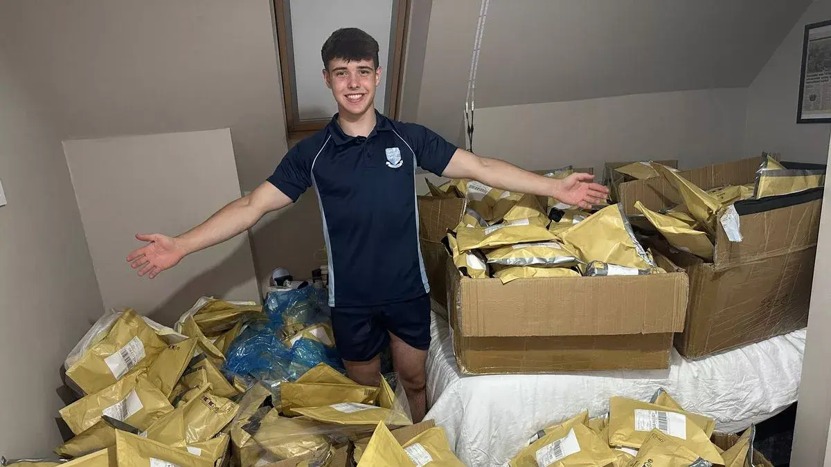 Un joven de 15 años monta el negocio del siglo de 117.000 euros al año sin salir del cuarto: "Me grabo empaquetando"