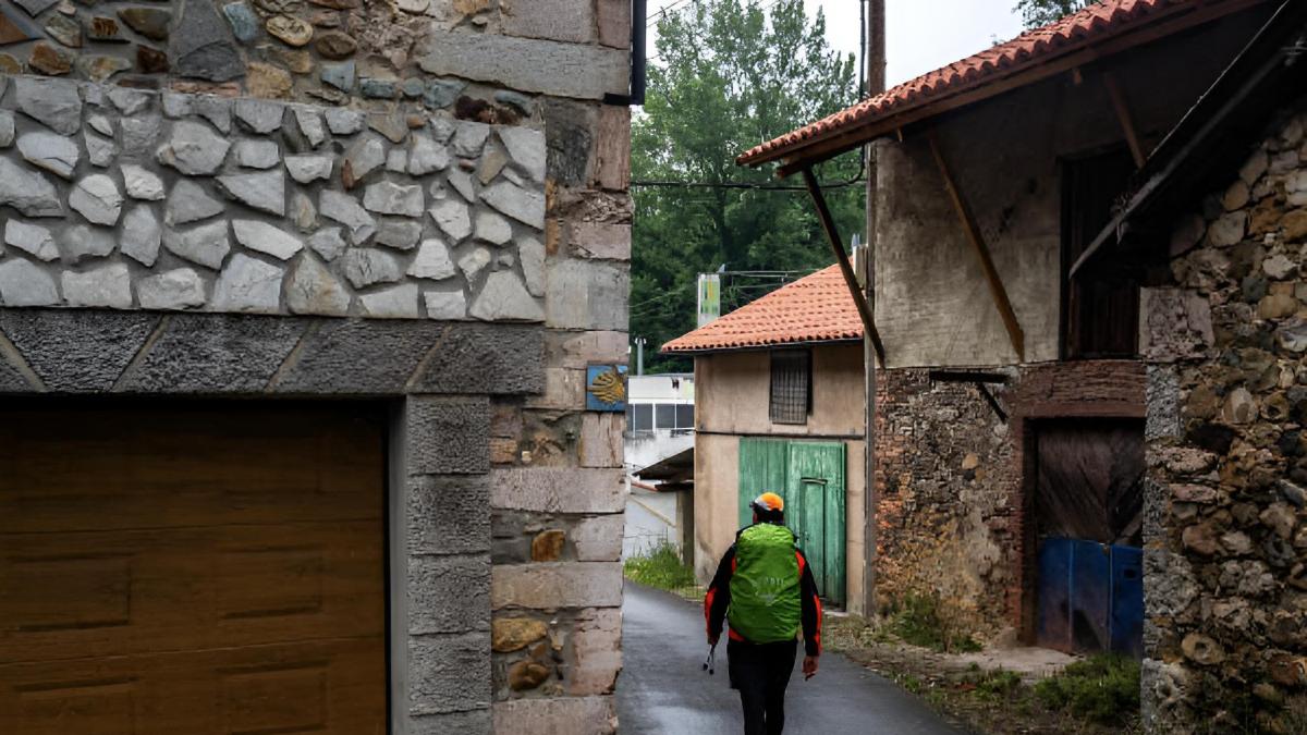 Fran, español que sobrevive con su hijo en una aldea sin comunicación:  Me he cansado tanto de llevar la vida en una maleta 