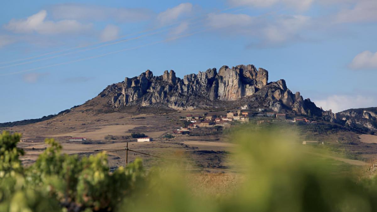 El pueblo de La Rioja de donde  salen  manos de las paredes