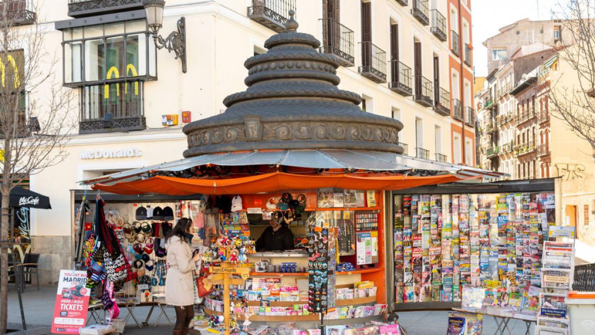 Alfonso, quiosquero en Madrid: “Los quioscos son un punto de reunión y no se pueden perder”