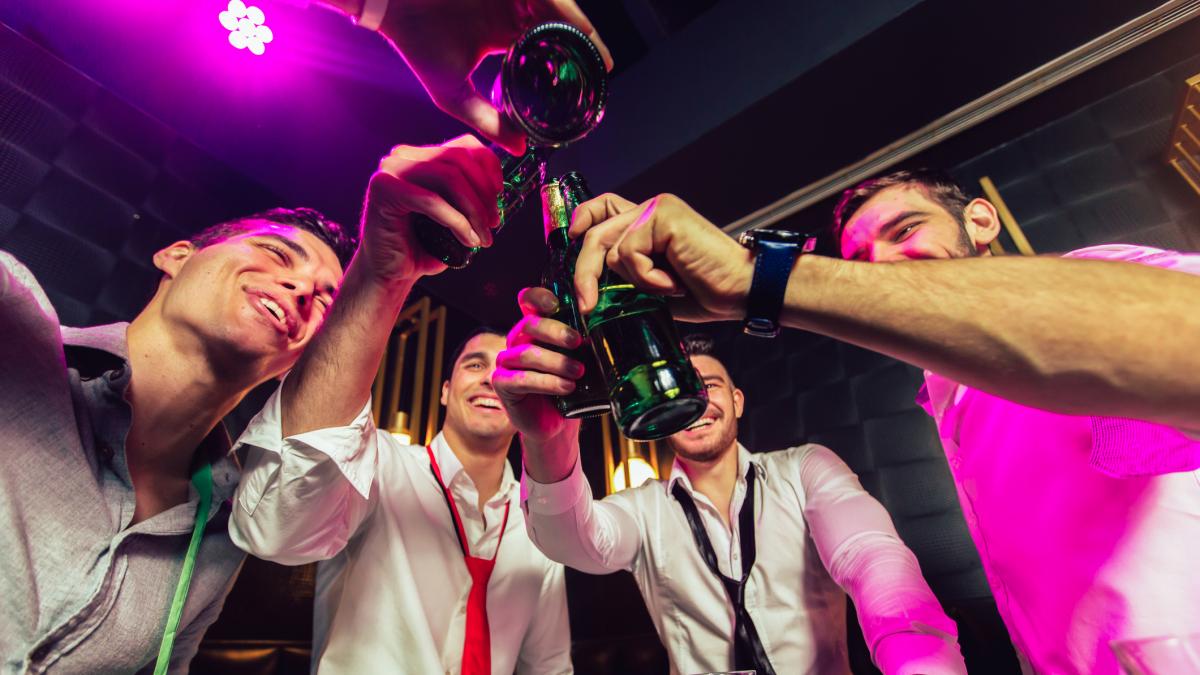Siete horas de mesa, 11 botellas de vino y 4.000 euros en bebidas entre cuatro amigos en una despedida de soltero: "Prohibido venir con tacaños"