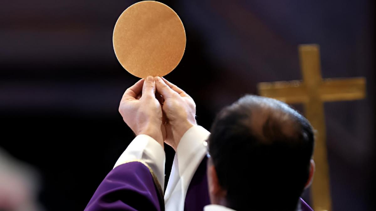 Un sacerdote español, sobre el salario que percibe: "Es menos de 1.100 euros, pero nosotros no pagamos ni alquiler, ni luz, ni agua, ni tenemos hijos que cuidar"