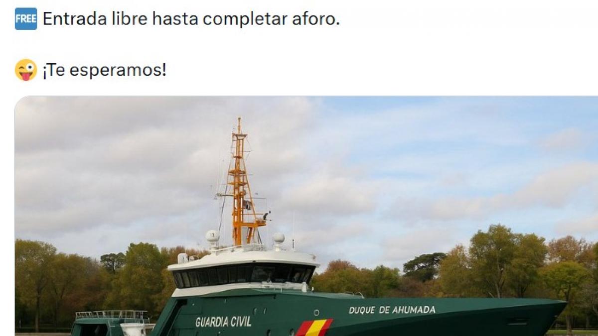 La Guardia Civil avisa de la llegada de uno de sus buques al estanque del Retiro de Madrid: tranquilos, no es lo que parece