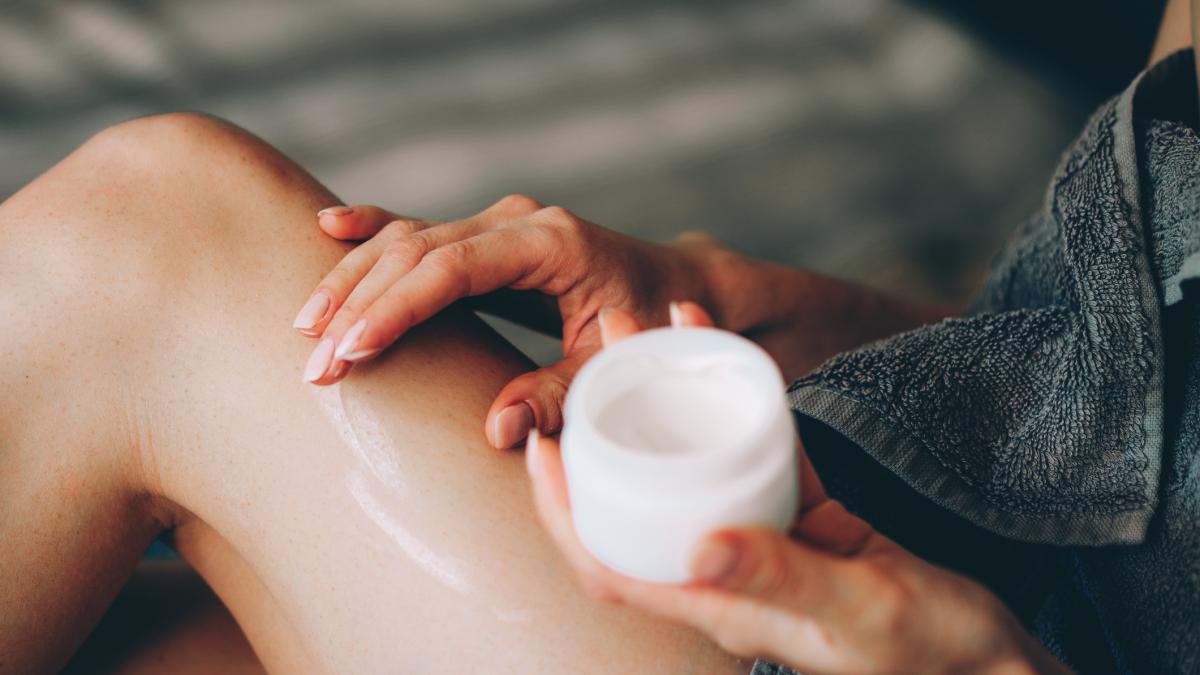 Una dermatóloga explica por qué ponerse primero la crema hidratante y luego la solar es el error que comete la mayoría y que reduce el factor de protección real