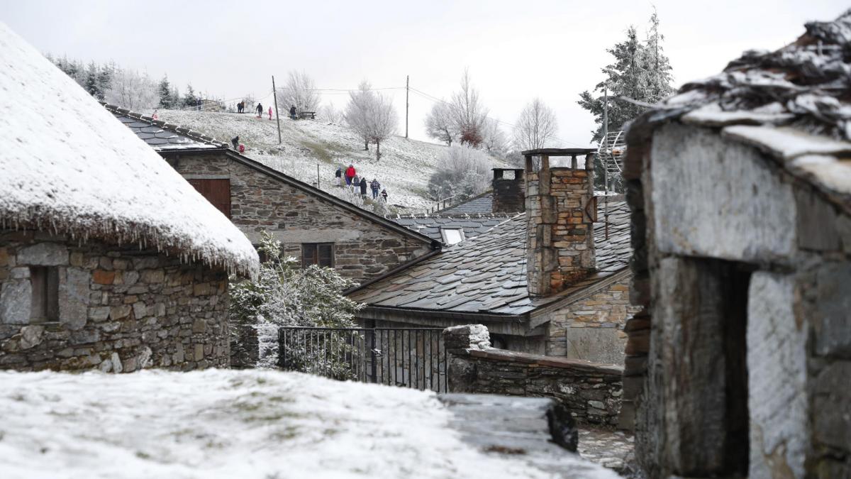 Confirmado por la DGT: el temporal de nieve obliga a cortar 13 carreteras