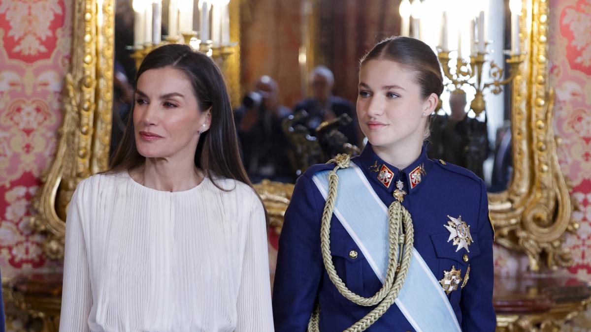 La familia real en la Pascua Militar 2026: el 'look' de Letizia, mucha  complicidad y la sorpresa de Felipe VI y la princesa Leonor