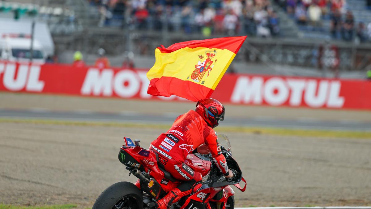 Márquez aclara la razón por la que a veces saca la bandera de Cataluña y otras la de España