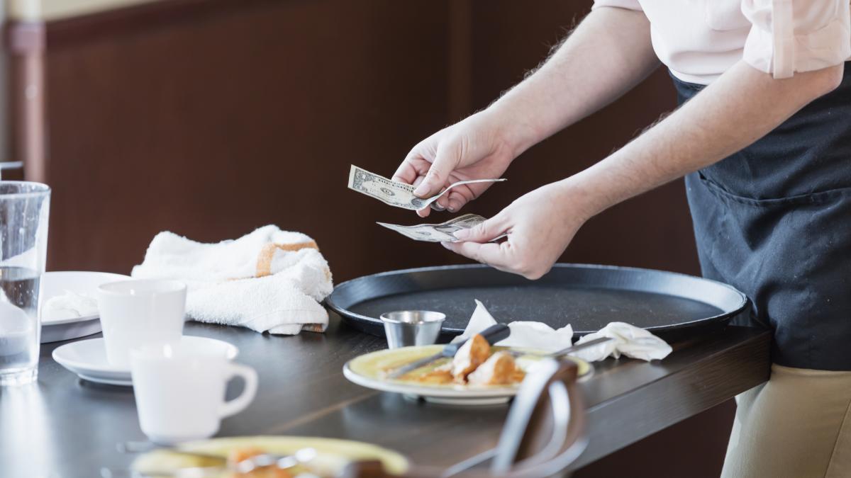 Un experto en viajes alarma a los turistas estadounidenses: “Dar propina en Europa es de mal gusto y altera el equilibrio local”