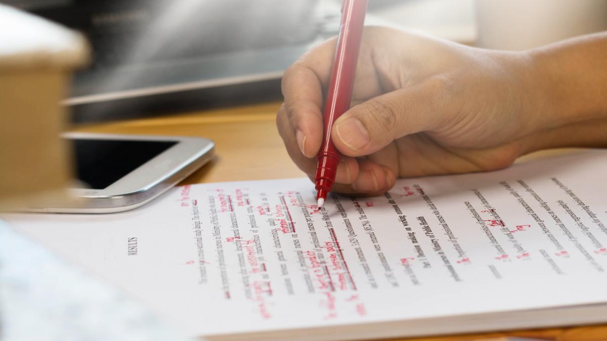 La RAE pide eliminar la 'b' en la palabra que más hace fallar a los españoles en los exámenes