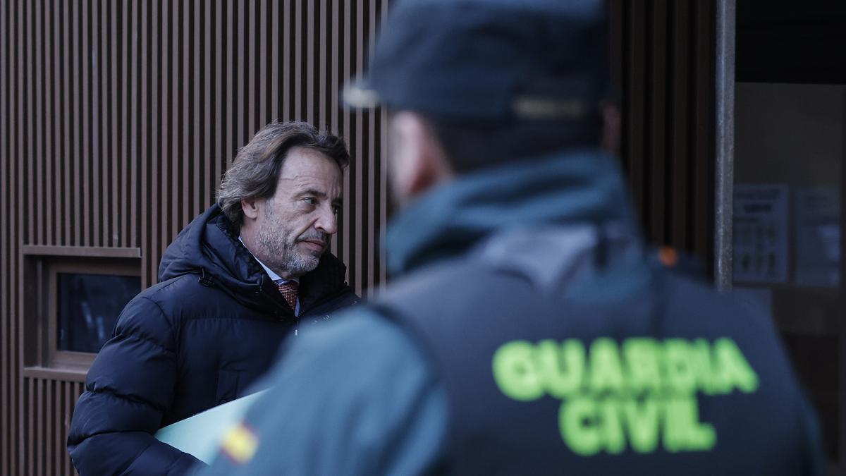 Una víctima de la DANA da un cartelazo en la cabeza al número 2 de Mazón:  Lo volvería a hacer 