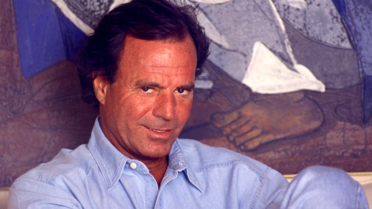 Una ingente fortuna, fastuosas mansiones y polémicos negocios: el patrimonio de Julio Iglesias
