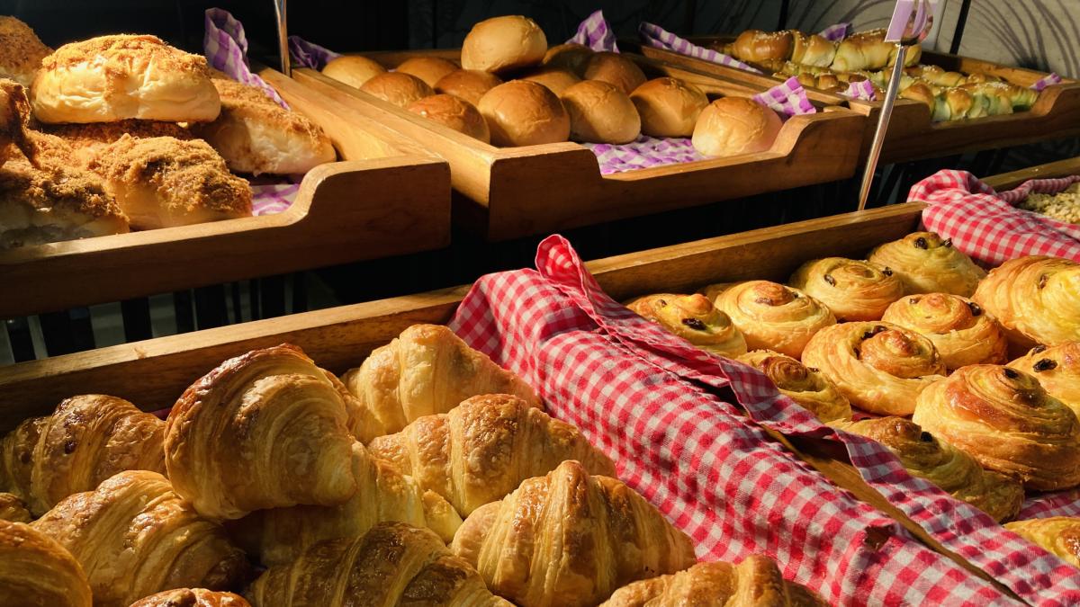 Este horno de Benetúser reabre casi un año y medio después de la DANA: el mural que han pintado es para quedarse sin palabras