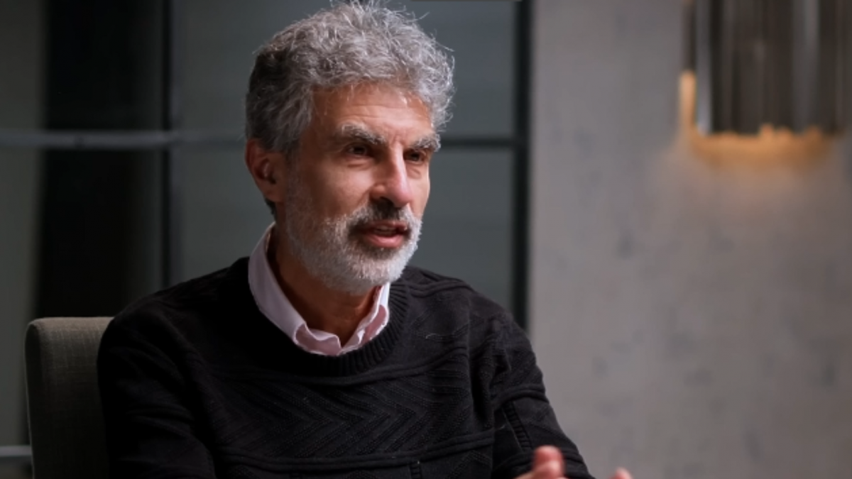 El arrepentimiento del  padrino  de la IA al mirar a su nieto:  No sé si tendrá un futuro dentro de 20 años por culpa de lo que hemos creado 