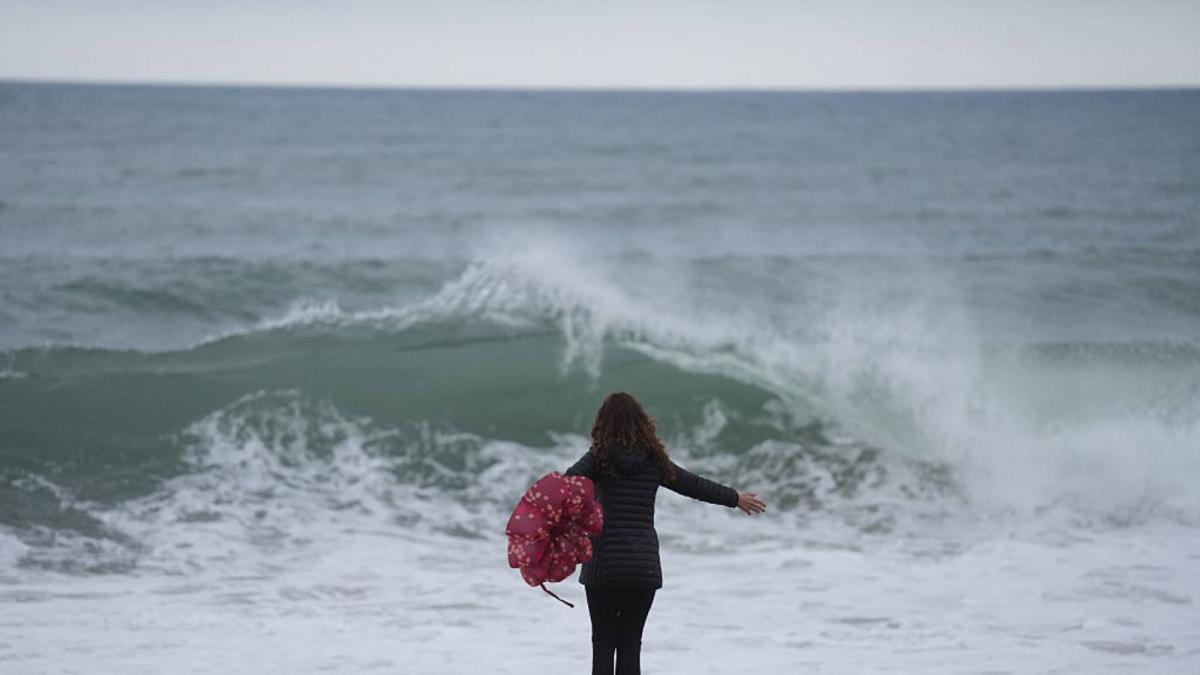 AEMET mueve ficha ante la intensidad de la borrasca Harry y lanza un aviso excepcional para buena parte de España