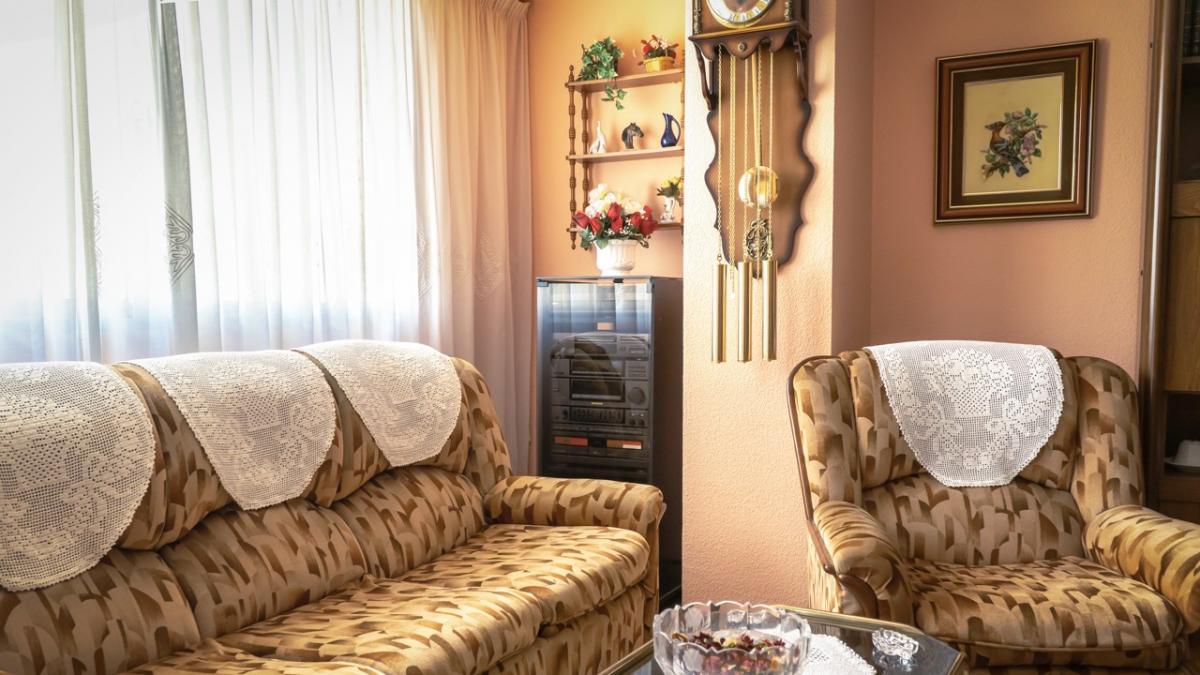 Ramón, recientemente jubilado, alquila el salón de casa por horas:  Me saco un dinero extra y disfruto de la gente que viene 