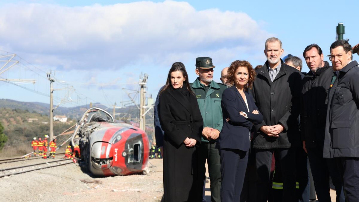 Una experta en protocolo describe con cinco tremendas palabras la foto de Felipe VI y Letizia en la zona del accidente ferroviario en Adamuz