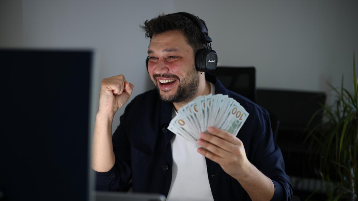 Se acerca al super a por la cena, no puede aparcar y esa casualidad le hace ganar 4,3 millones de euros:  Algo me dijo que comprara, me sentía con suerte 