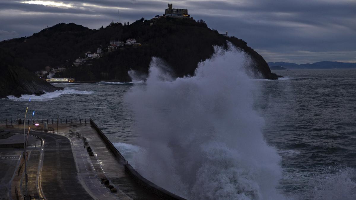 Alerta por riesgo de desabastecimiento de supermercados en el norte de España por el temporal: los camiones, parados