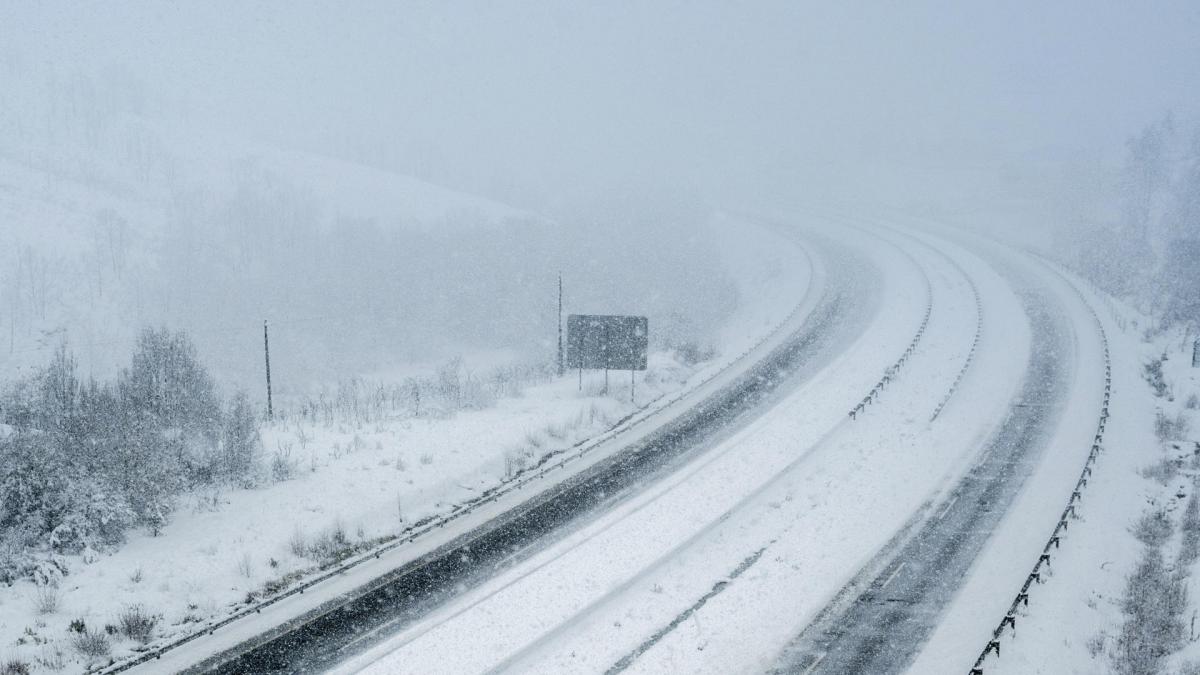 La borrasca Ingrid deja mucha nieve y más de mil camiones atrapados: estas son las 139 carreteras afectadas