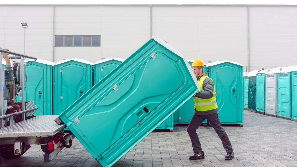 Daniel, 31 años, de prepararse para profesor a facturar 4,3 millones al año limpiando baños: "Es un negocio a prueba de la inteligencia artificial"