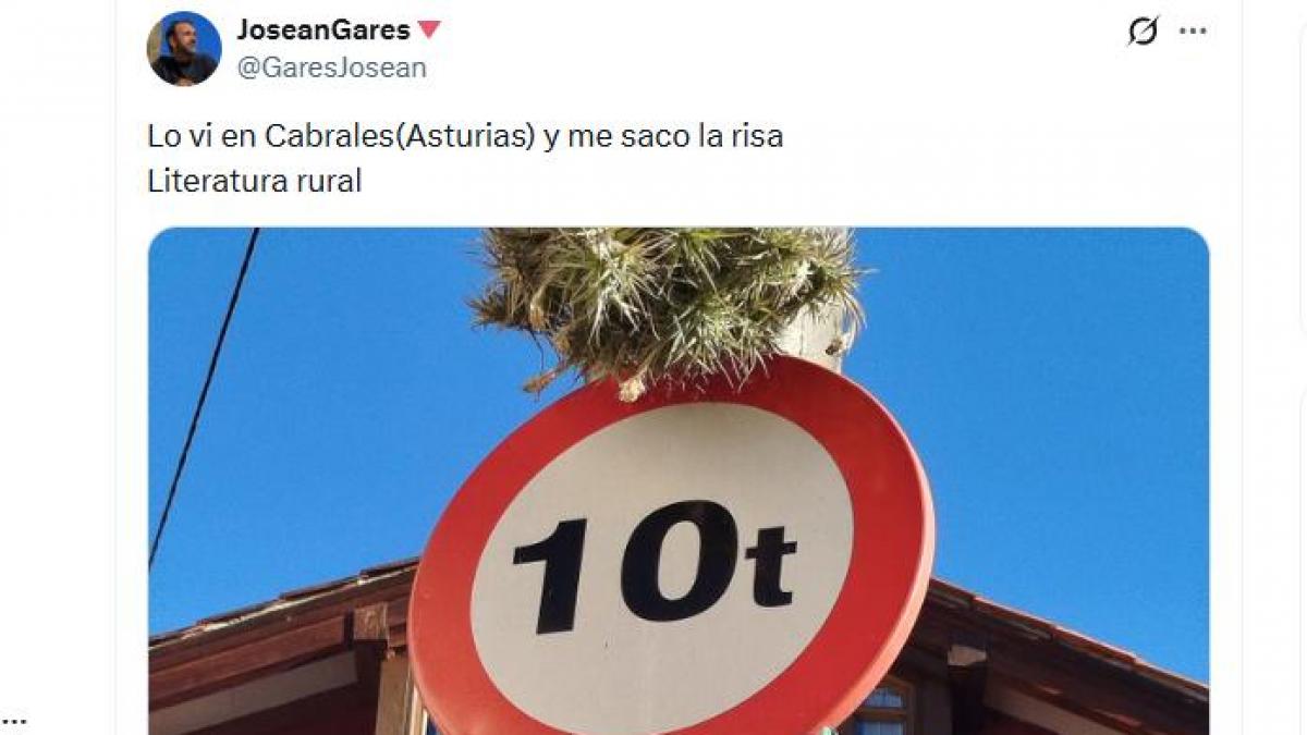Un municipio de Asturias cuelga un maravilloso cartel debajo esta señal de tráfico: la denuncia es un problema muy real
