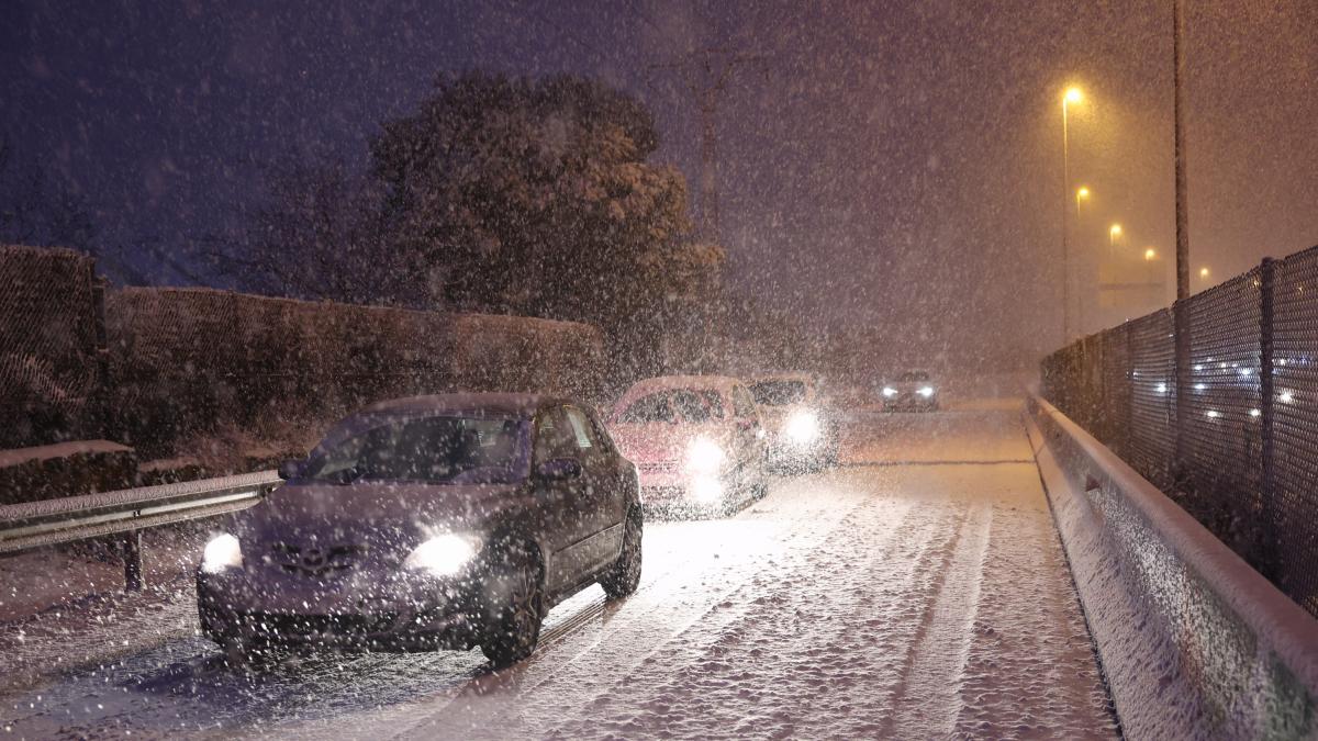 El temporal de nieve y lluvia afecta 90 carreteras, deja 37 cortadas y se ceba con Madrid
