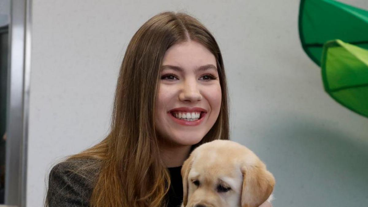 La infanta Sofia dedica arrumacos a los cachorros de la ONCE en su segundo acto en solitario