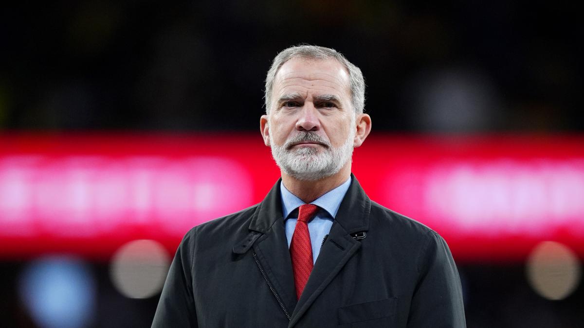 Iñaki López ve el lío que tiene Vox con la  prioridad nacional : les deja en fuera de juego poniendo de ejemplo a Felipe VI