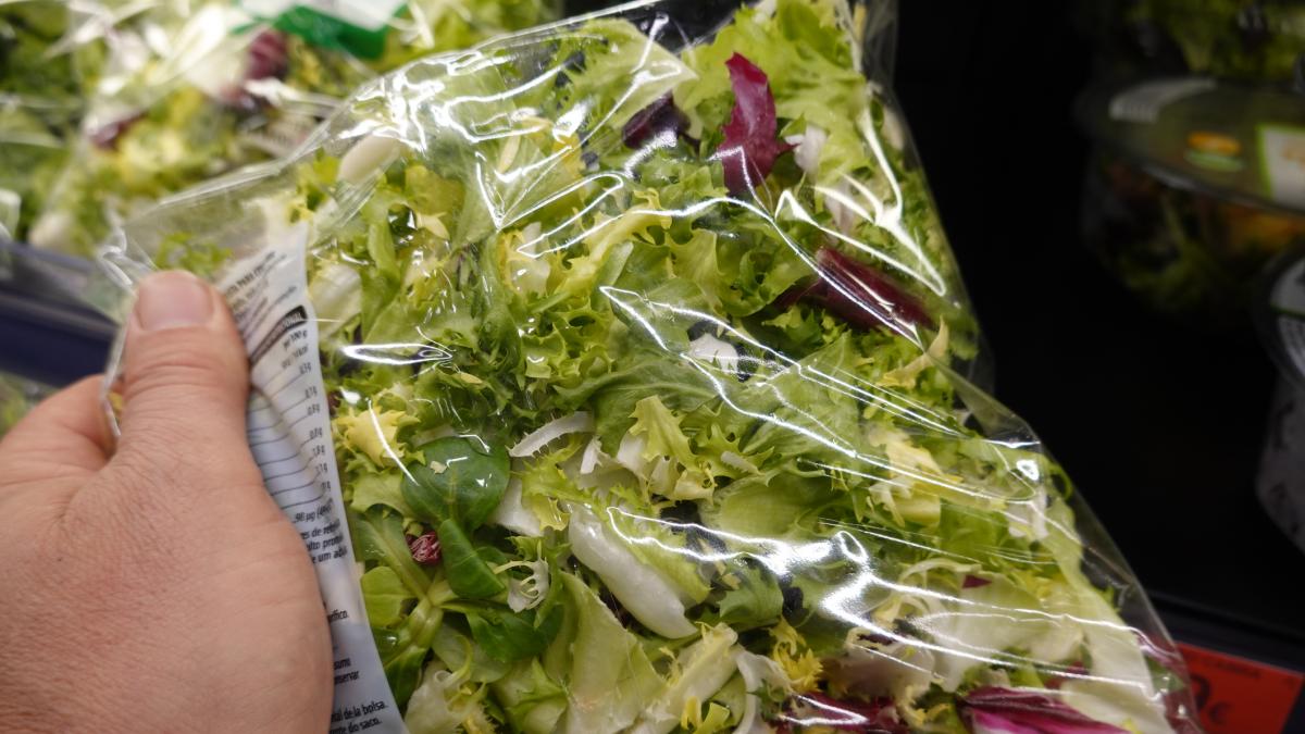 Si tienes dudas sobre las ensaladas en bolsa, un experto en seguridad alimentaria aclara si hay peligro de verdad en ellas o no