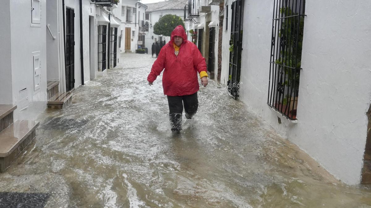 La borrasca Leonardo seguirá con fuerza el jueves y la AEMET mantiene casi 200 avisos activos por lluvia, viento y tormentas
