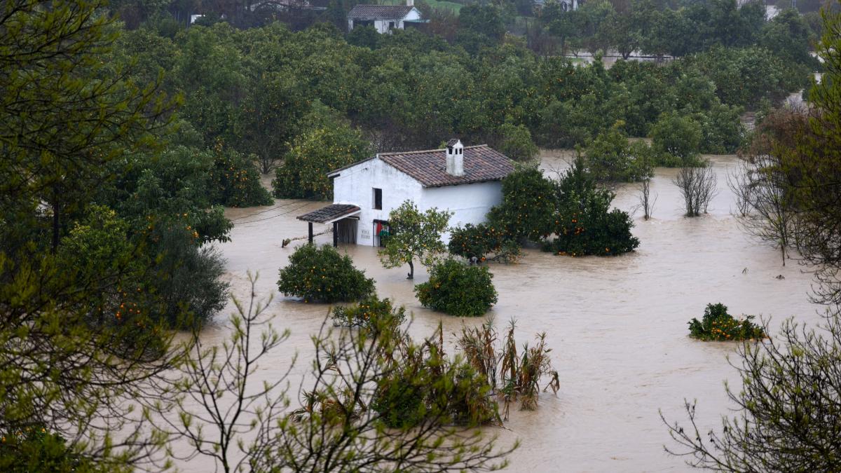 Leonardo baja la amenaza tras las lluvias históricas en Andalucía: vuelven las clases pero siguen los desalojos