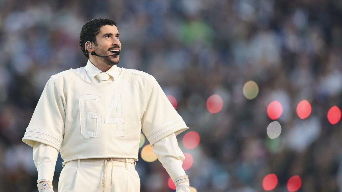 Las camisetas que Bad Bunny regaló al equipo de Zara de A Coruña aparecen en Vinted por un pastizal