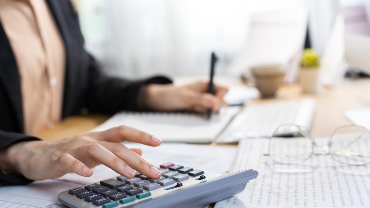 Cami González, contable pública en España: "Cobras 1.600 euros al mes, pero si eres directivo puedes llegar a los 2.000"