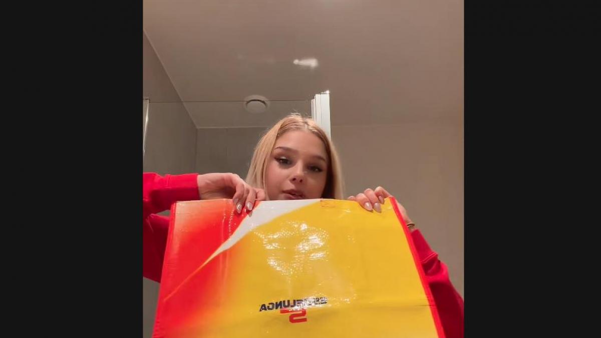 Sofía Val, patinadora sobre hielo española, enseña lo que les regalan a los deportistas en la villa olímpica: son tremendos y no son los únicos