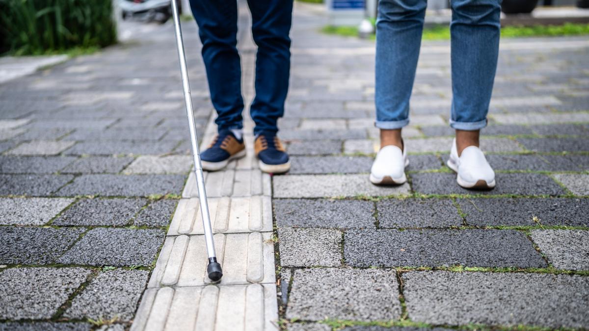 Multado con 24.000 euros porque la terraza de su bar pisa una línea para ciegos: "No pienso pagar"
