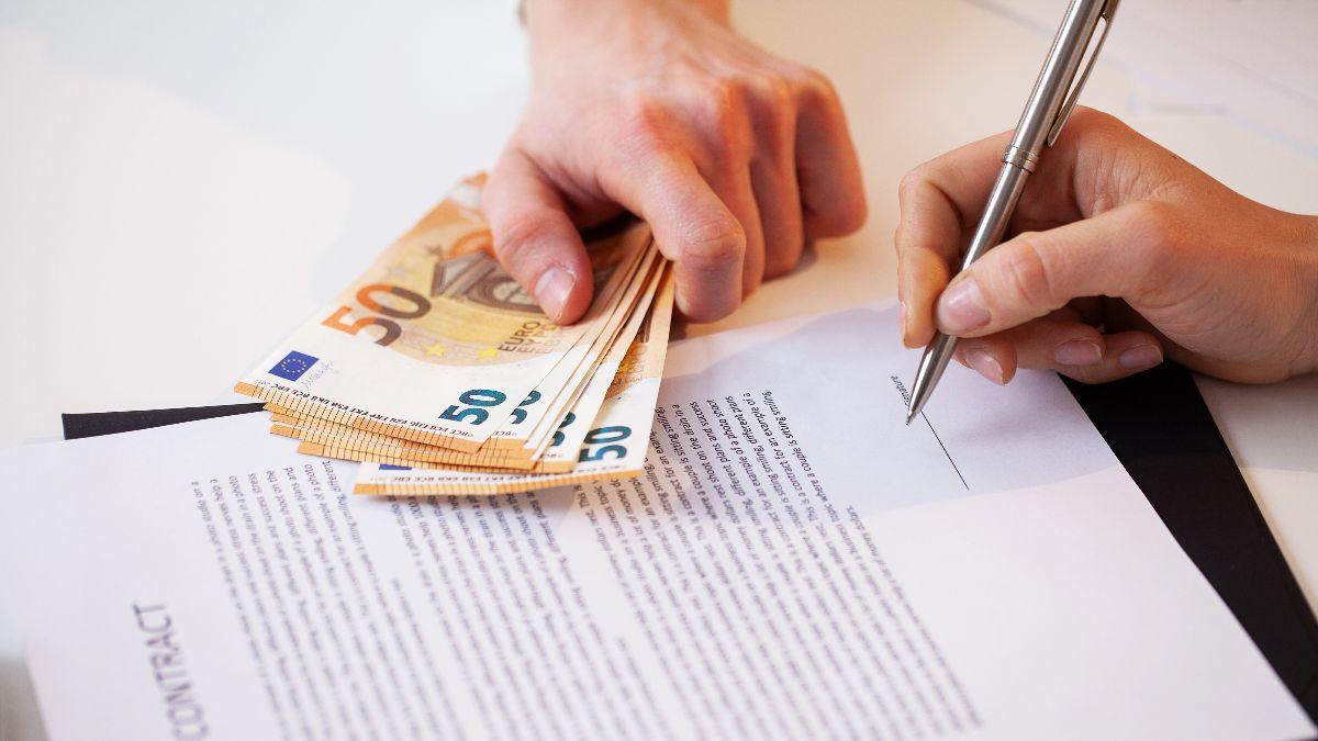 Encuentra 23.000 euros en una parada de autobús, los devuelve y le recompensan con menos de 20 euros: "Mi hijo me dijo enseguida que había que devolver el dinero"