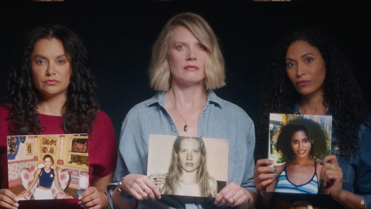 "Apoyadnos": las supervivientes de Epstein aparecen por sorpresa en la Super Bowl para reclamar justicia