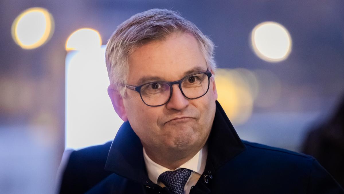 Bruselas avisa a España por la regularización masiva de inmigrantes: "Un permiso de residencia no es un cheque en blanco"