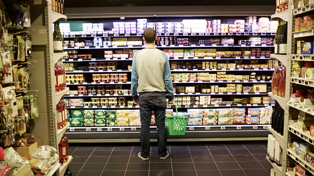 Tom, 24 años, regenta el único minisupermercado de su pueblo: "Perdimos entre 6.000 y 7.000 euros en ingresos"