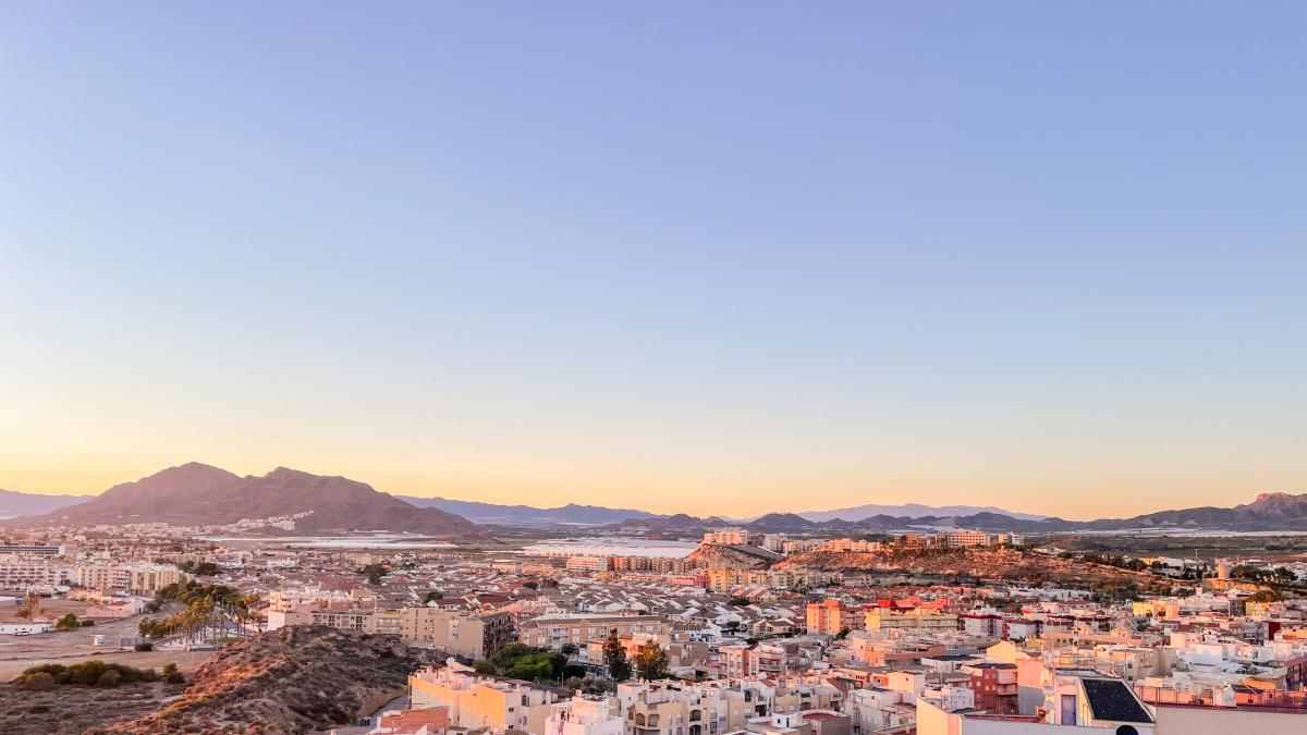 En Reino Unido ven en esta ciudad española el  antídoto  a los  complejos turísticos abarrotados 