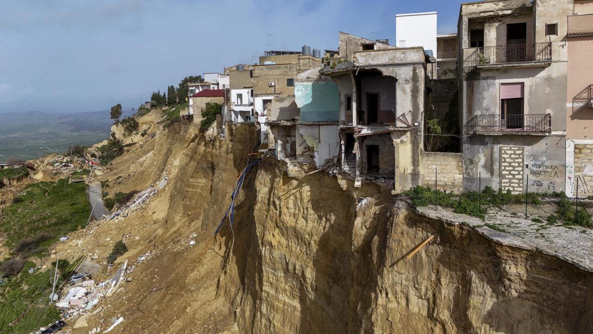 "Lo hemos perdido todo": ira y desesperación en Niscemi, el pueblo siciliano que se desliza hacia el abismo