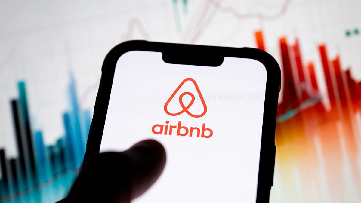 El CEO de Airbnb, sobre los pueblos de la España vaciada: "Se quedan sin médicos ni farmacias y solo sobreviven a través del turismo"