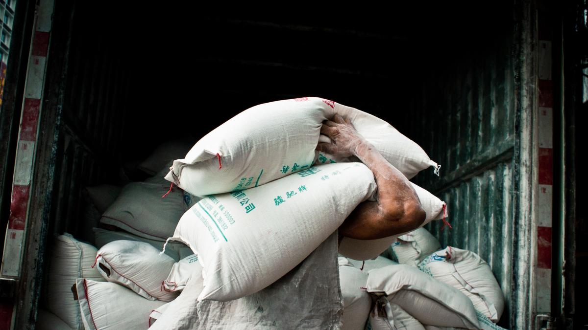 Lluís Bassat, publicista, 84 años: "Trabajaba 14 horas diarias y jamás me he quejado. Cargué sacos en Correos y aprendí a no quejarme"