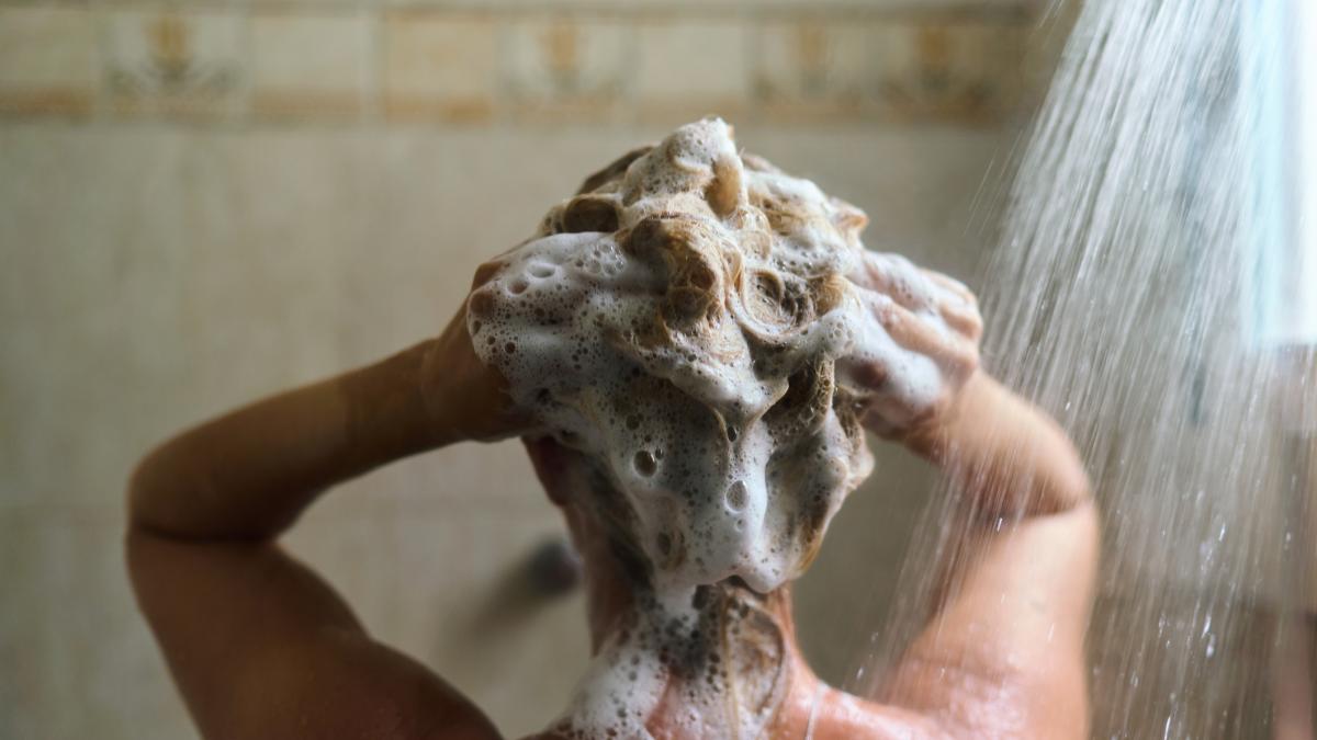 Krupa Koestline, química cosmética, explica por qué hay que lavarse la cabeza dos veces siempre en la ducha: "El segundo lavado accede directamente al cuero cabelludo y a la fibra capilar"
