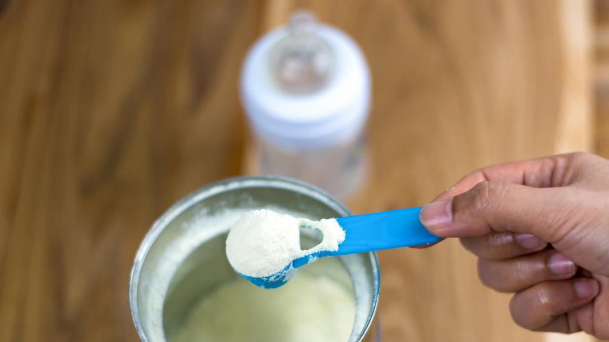Un ingrediente minúsculo, un desastre masivo: un proveedor chino provoca la mayor retirada de leche infantil de la historia a nivel mundial