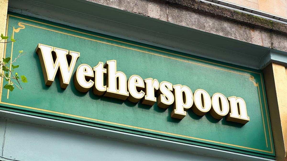 En España ha abierto un bar que llama y mucho la atención a los británicos: "Fui la primera en la cola"