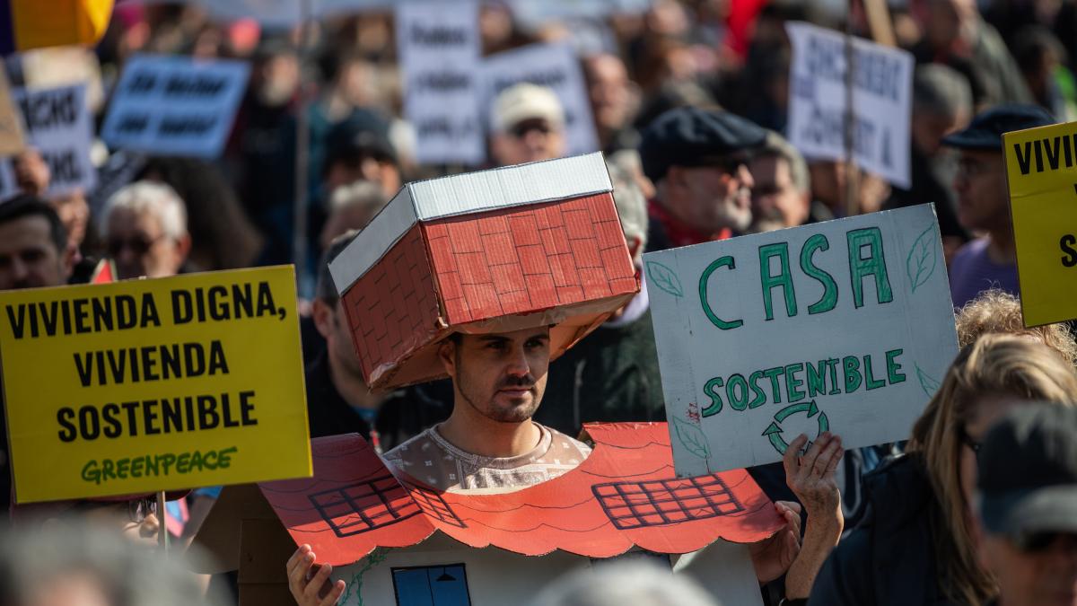 Marcos, joven valenciano: "¿Cómo es posible que una persona esté trabajando 10, 12 horas al día y no pueda tener el derecho a una vivienda digna?
