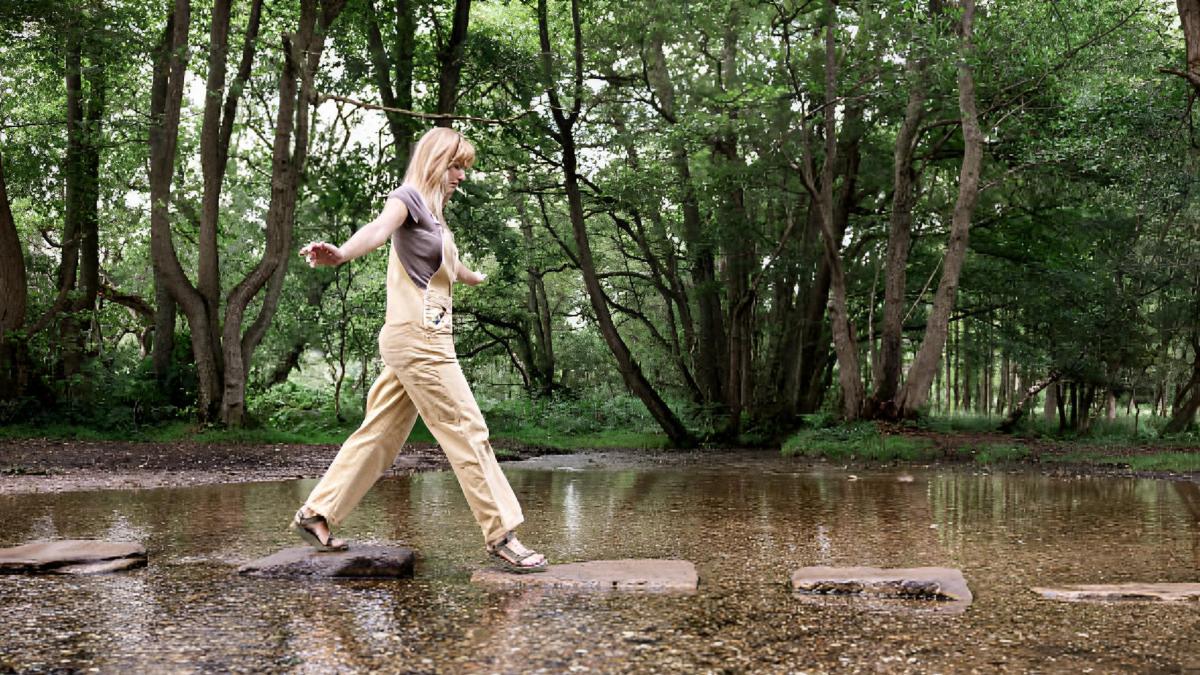 El puente bajo el agua de 200 metros por el que cruzan unas 800 personas al día sin mojarse