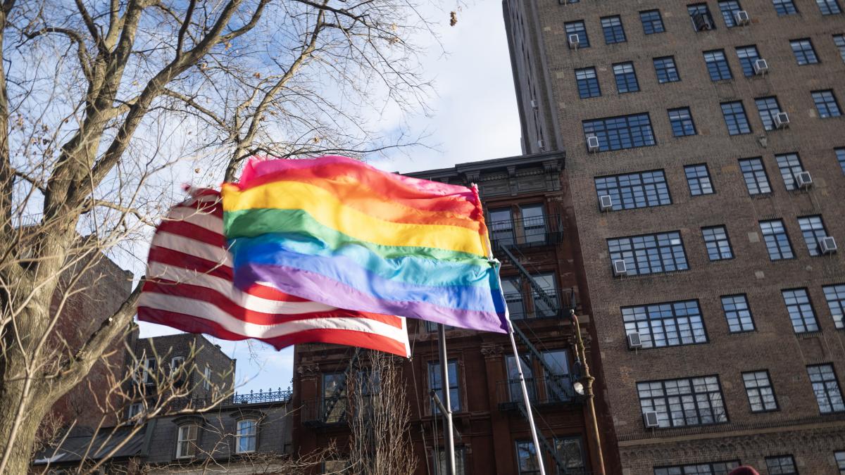 La bandera LGTBIQ+ vuelve a ondear en Stonewall y desafía a la Administración Trump