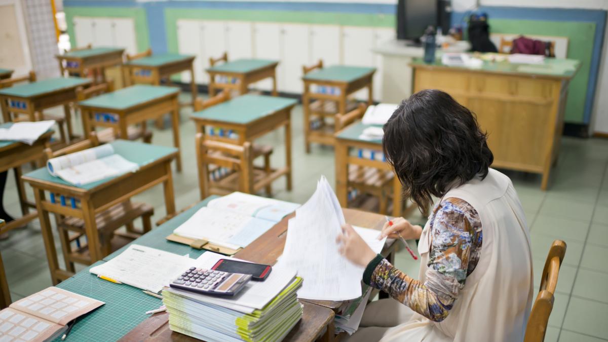 Una profesora da una lección inolvidable a sus alumnos para explicarles por qué siempre tienen que cuestionar al poder: "Nos quedamos helados"